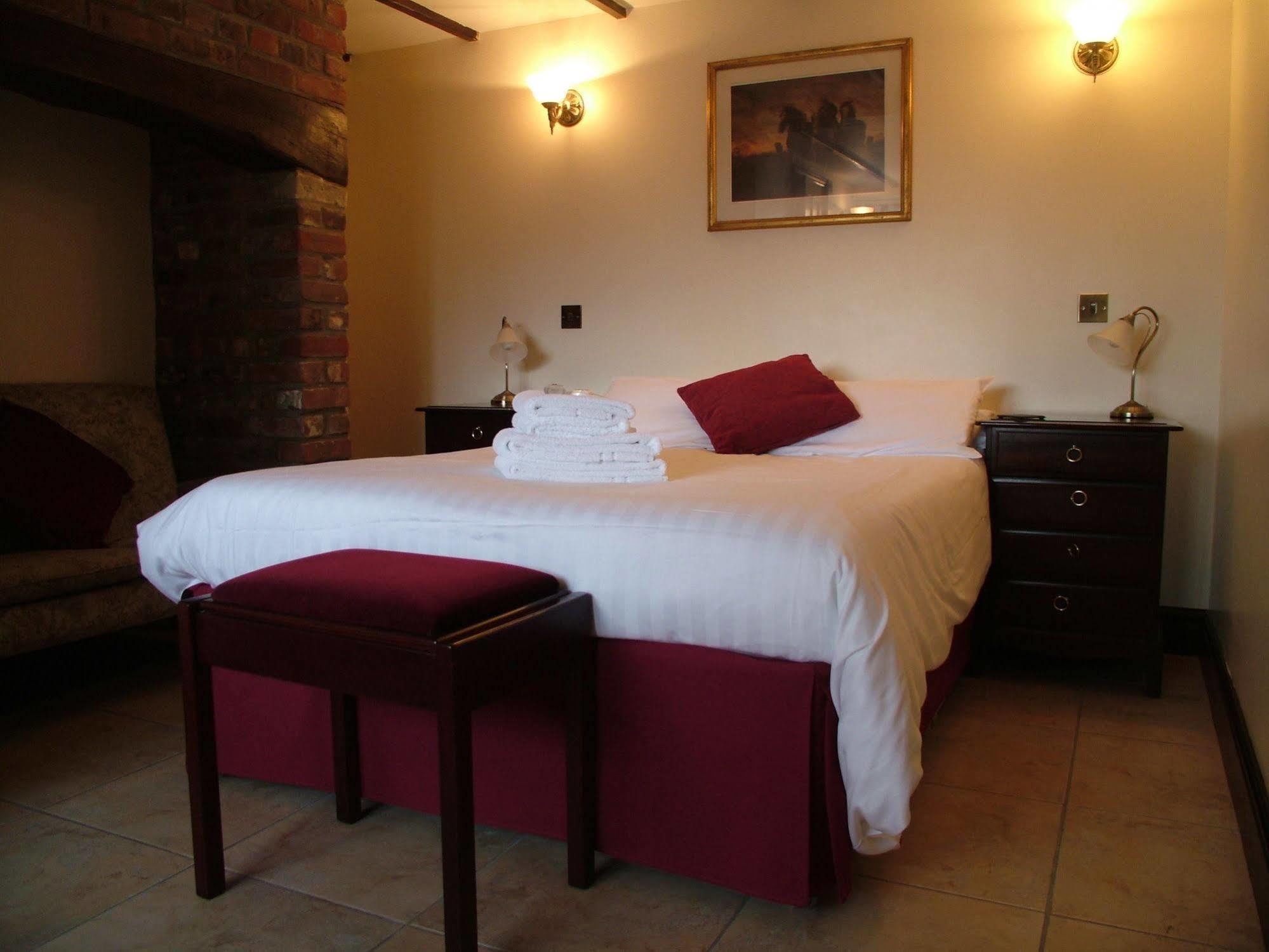 The Crown Hotel Mundford Dış mekan fotoğraf